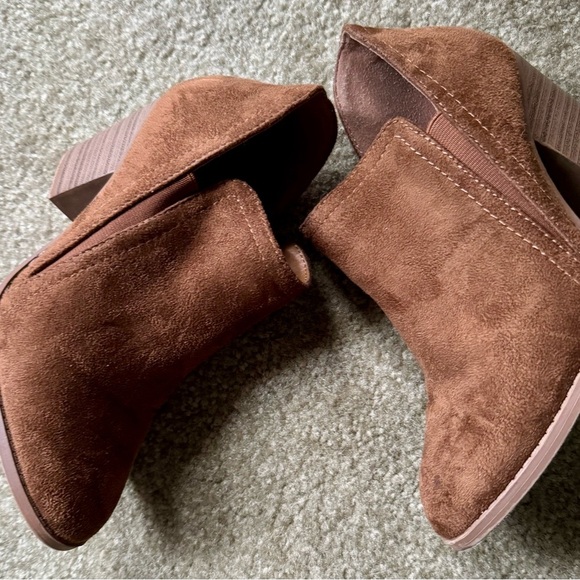 City Classified booties.  Size 6 Brown - Picture 4 of 7